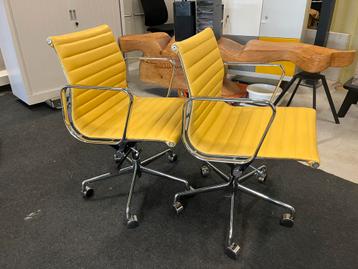 Replica eames bureaustoel geel gasveer beschikbaar voor biedingen