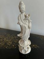Porseleinen blanc de Chine beeld van Quận Yin met lotusbloem, Ophalen of Verzenden