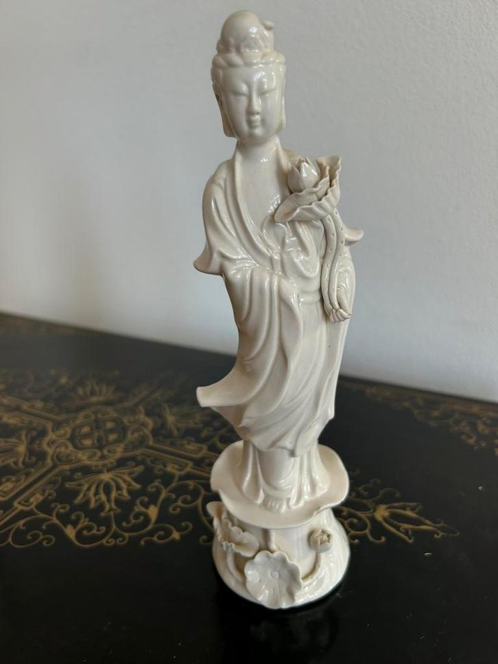 Porseleinen blanc de Chine beeld van Quận Yin met lotusbloem, Antiek en Kunst, Kunst | Niet-Westerse kunst, Ophalen of Verzenden