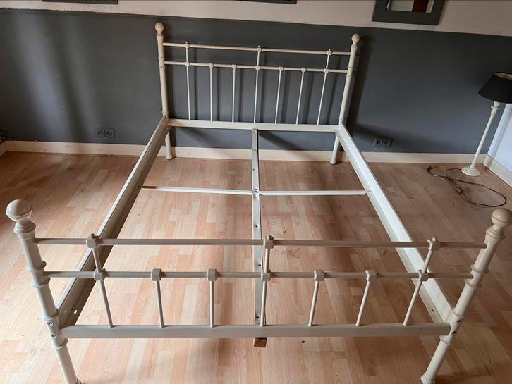 Wit spijlen bed, Huis en Inrichting, Slaapkamer | Bedden, Zo goed als nieuw, 140 cm, 200 cm, Metaal, Wit, Ophalen of Verzenden