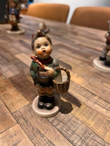 Hummel Beeldje Jongen met Mand beschikbaar voor biedingen