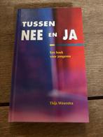 Tussen Nee en Ja - Thijs Weerstra, Boeken, Ophalen of Verzenden, Gelezen, Christendom | Katholiek