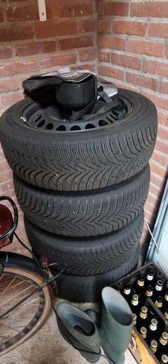 Set winterbanden stalen velg + opbergsysyeem beschikbaar voor biedingen