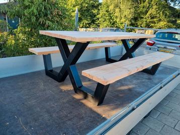 Douglas picknicktafel met stalen onderstel GRATIS BEZORGEN.  beschikbaar voor biedingen