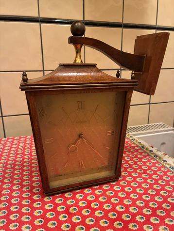 Vintage wandklokje uit 1954 beschikbaar voor biedingen