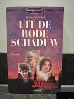 Uit de rode schaduw - Anne de Graaf, Ophalen of Verzenden, Gelezen, Anne de Graaf, Nederland