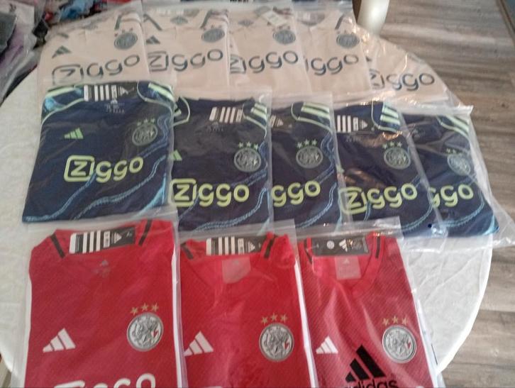 A.j.a.x. 25/26 tenues in diverse kindermaten, Sport en Fitness, Voetbal, Nieuw, Shirt, Maat XS of kleiner, Ophalen of Verzenden