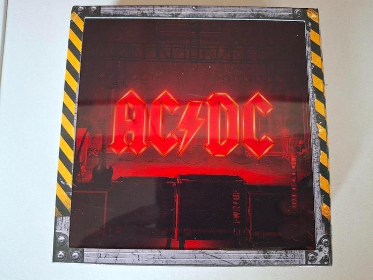 ACDC CD Box PWR UP Deluxe Box Built in Speaker, Cd's en Dvd's, Cd's | Hardrock en Metal, Nieuw in verpakking, Ophalen of Verzenden