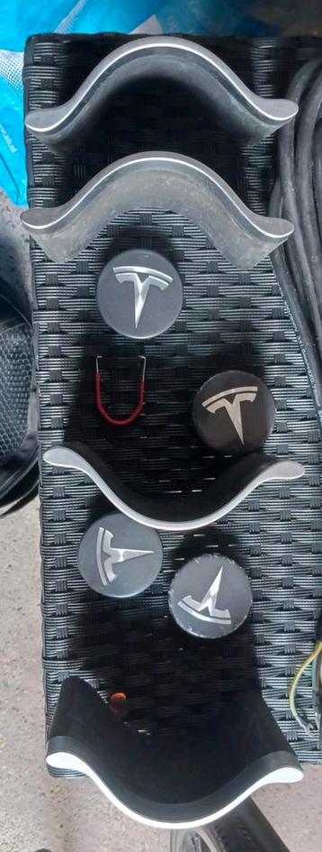 Tesla wieldoppen en beker houder  beschikbaar voor biedingen