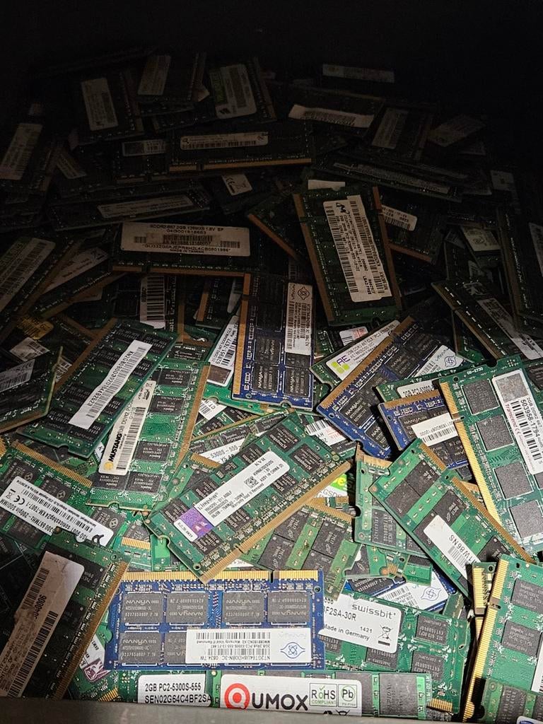 Verschillende merken 2gb 5300s pc2 ddr2 laptop ram geheugen, Computers en Software, RAM geheugen, Gebruikt, Ophalen of Verzenden