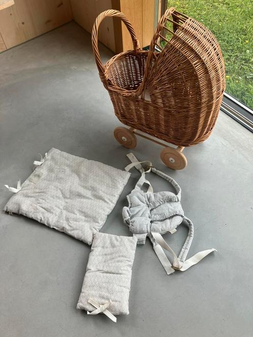 Rieten poppenwagen Dille & Kamille deken, kussen & draagzak, Kinderen en Baby's, Speelgoed | Poppen, Zo goed als nieuw, Babypop