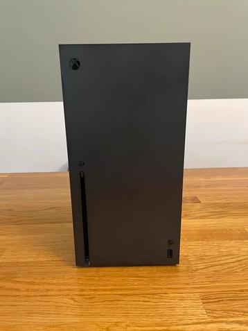 Xbox Series X | With controller & Cables beschikbaar voor biedingen