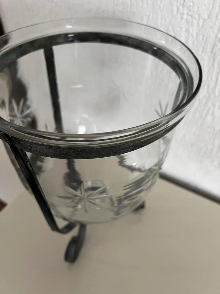 Glazen gegraveerde vaas/ stolp in smeedijzeren houder//, Huis en Inrichting, Woonaccessoires | Vazen, Gebruikt, Overige kleuren