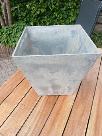 Bloempot (gemarmerde grijze look) beschikbaar voor biedingen