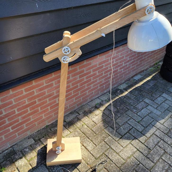 Grote vloerlamp hout met metaal. Verstelbaar., Huis en Inrichting, Lampen | Vloerlampen, Gebruikt, 150 tot 200 cm, Hout, Metaal