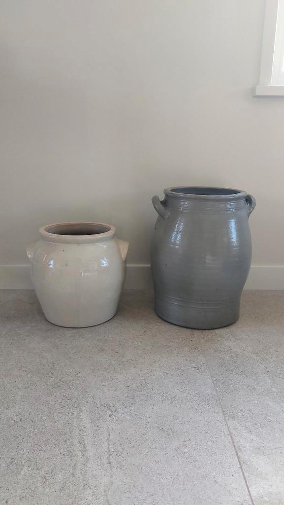 2 Antieke Keulse Potten - Crème & Grijs, Huis en Inrichting, Woonaccessoires | Schalen en Manden, Gebruikt, Schaal, Rond, Steen of Aardewerk