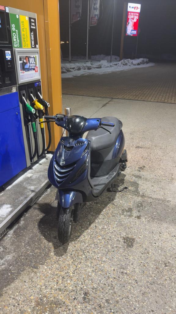 Piaggio zip 80cc, Fietsen en Brommers, Scooters | Piaggio, Zo goed als nieuw, Zip, Benzine, Ophalen