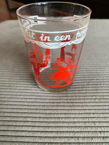 Oud kinderglaasje met tekst. Jaren 60 beschikbaar voor biedingen