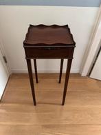 een antiek/ vintage bijzettafeltje, Ophalen of Verzenden, Rechthoekig, Minder dan 55 cm