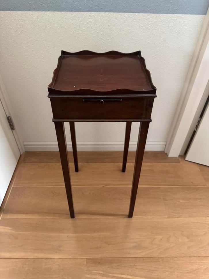 een antiek/ vintage bijzettafeltje, Huis en Inrichting, Tafels | Bijzettafels, Rechthoekig, Minder dan 55 cm, Ophalen of Verzenden