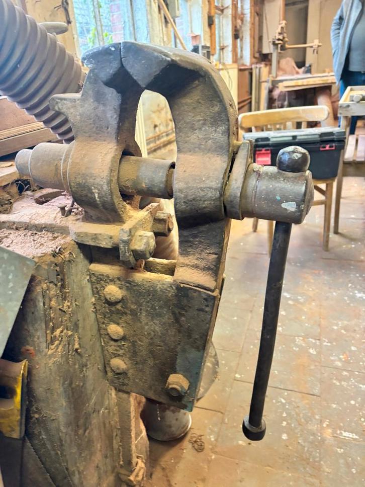 Oude zware gietijzeren bankschroef, Doe-het-zelf en Verbouw, Werkbanken, Gebruikt, Minder dan 70 cm, Bankschroef, Ophalen