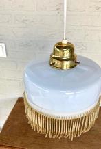 Vintage hanglamp uit Zweden, melkglas met kralen rand., Huis en Inrichting, Gebruikt, Glas, Ophalen of Verzenden, Scandinavisch vintage
