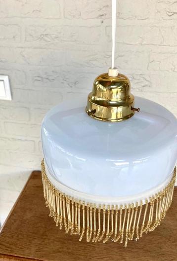 Vintage hanglamp uit Zweden, melkglas met kralen rand. beschikbaar voor biedingen