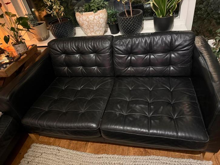 Zwart leren bank Ikea, Huis en Inrichting, Banken | Bankstellen, Zo goed als nieuw, Tweepersoons, 150 tot 200 cm, 75 tot 100 cm