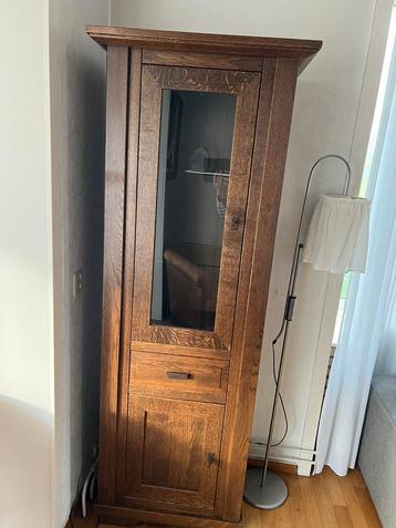 Gratis op te halen hoge kast met verlichting beschikbaar voor biedingen