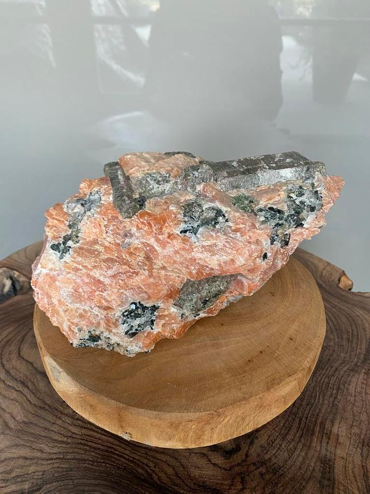 Calciet met apatiet Ontario ( Canada ) 3049 gram !!, Verzamelen, Mineralen en Fossielen, Mineraal, Ophalen of Verzenden
