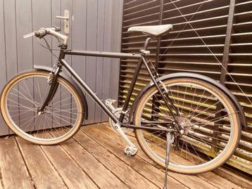 Vintage stadsfiets beschikbaar voor biedingen