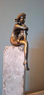 Bronzen beeldje van vrouw op sokkel, Ophalen of Verzenden, Brons