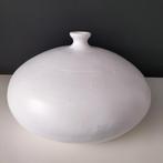 Te koop witte keramieken vaas., Gebruikt, Wit, Aardewerk of Porselein, Ophalen of Verzenden