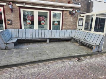 Steigerhouten bank beschikbaar voor biedingen