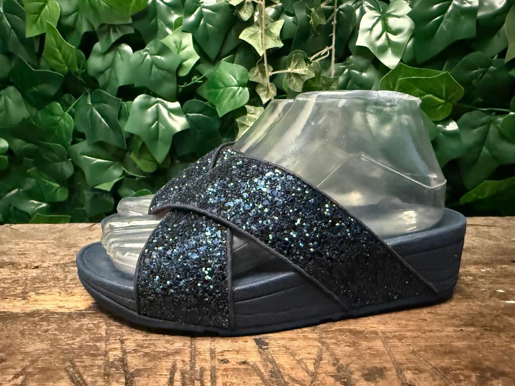 Bijna Nieuwe slippers van Fitflop maat 37, Kleding | Dames, Schoenen, Blauw, Ophalen of Verzenden, Zo goed als nieuw, Fitflop