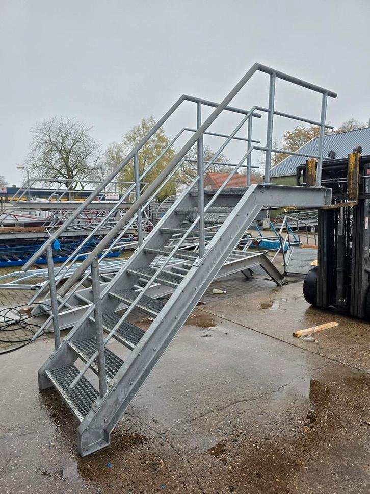 Stalen trap met bordes gegalv. Hoog 1,85 mtr. Nob178, Doe-het-zelf en Verbouw, Ladders en Trappen, Zo goed als nieuw, 2 tot 4 meter