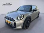 Mini Cooper 1.5 136PK AUT Camden Plus / Pano / H-K / Camera, 136 pk, Gebruikt, 4 stoelen, Leder en Stof