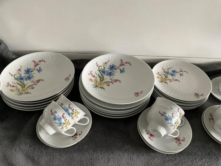 Heel mooi niet gebruikt bloemmotief sevies , 12 persoons ., Antiek en Kunst, Antiek | Servies compleet, Ophalen