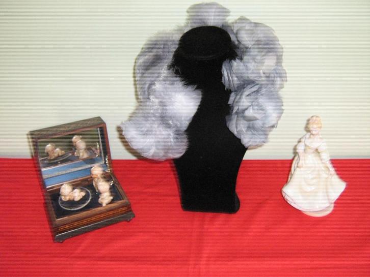 2 Oude speeldozen + Boa, Antiek en Kunst, Curiosa en Brocante, Ophalen of Verzenden