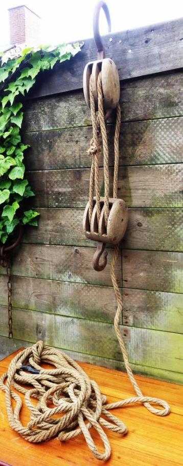 * 2 grote houten katrollen met touw.*  Vintage industrieel beschikbaar voor biedingen