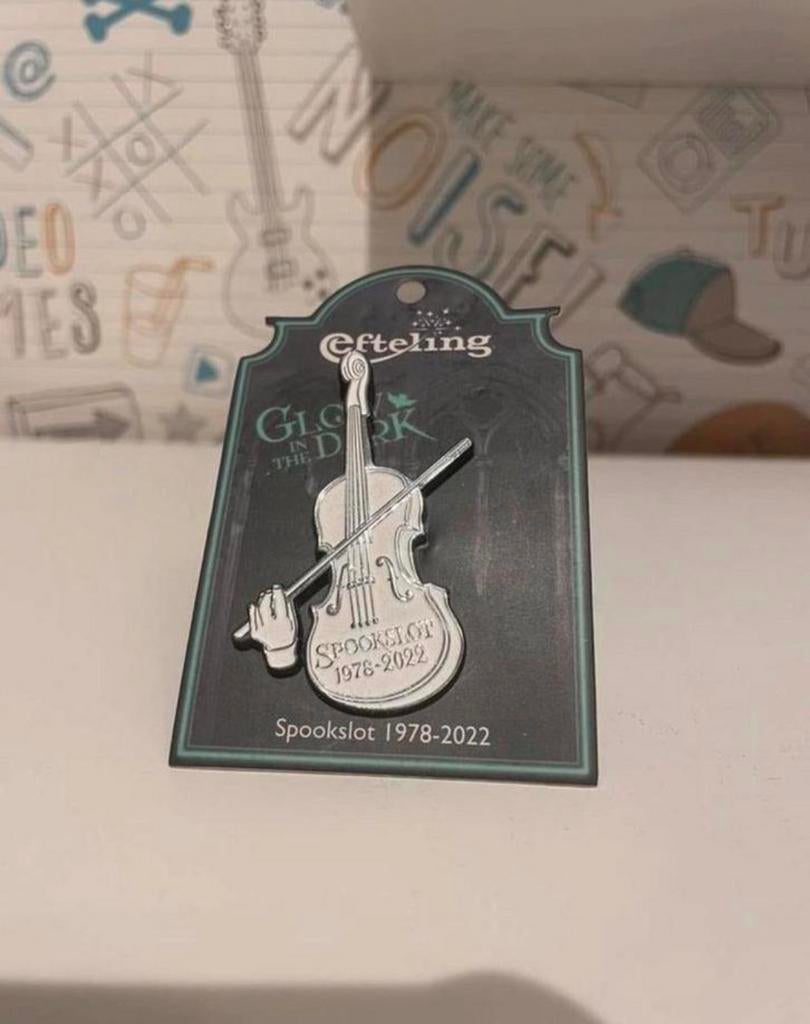 Spookslot viool pin uit 2022 te koop!!, Verzamelen, Efteling, Ophalen of Verzenden, Zo goed als nieuw, Button of Speldje