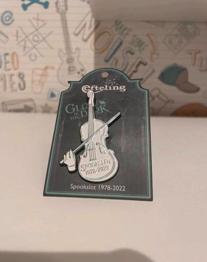 Spookslot viool pin uit 2022 te koop!!, Verzamelen, Efteling, Zo goed als nieuw, Button of Speldje, Ophalen of Verzenden