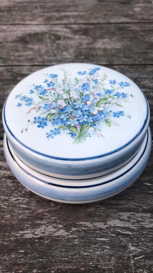 Dekseldoos met vergeet-mij-nietjes, Antiek en Kunst, Antiek | Servies los, Ophalen of Verzenden
