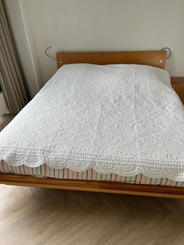 Hulsta 2 persoonsbed met matras beschikbaar voor biedingen
