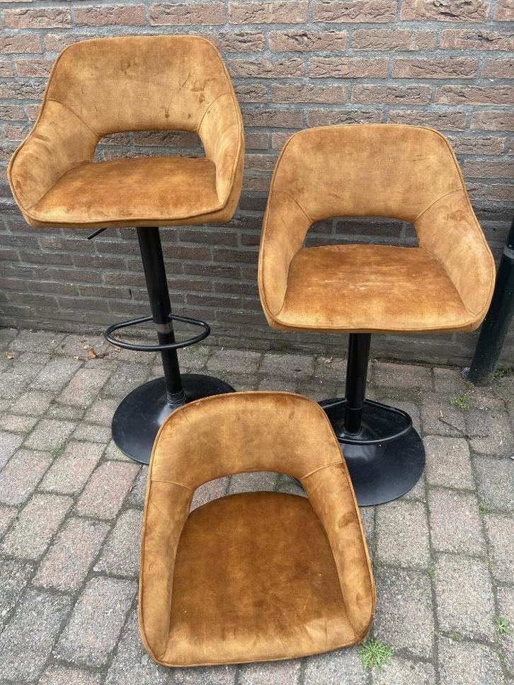 2 bruine suède industriële barkrukken verstelbaar (60–80 cm), Huis en Inrichting, Barkrukken, Zo goed als nieuw, 60 tot 90 cm