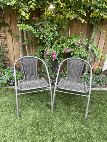 Twee tuinstoelen beschikbaar voor biedingen