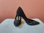 Nieuw - Tamaris zwarte suède pumps - Maat 39, Tamaris, Pumps, Verzenden, Zwart