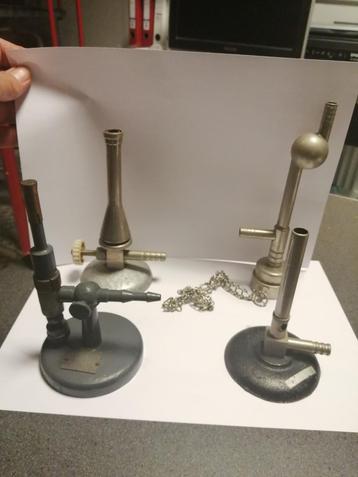 LEUK SETJE BRANDERS 4 STUKS BIJ ELKAAR RVS EN GIETIJZER.
 beschikbaar voor biedingen
