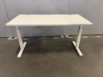 Haworth bureau met knop en  kabelgoot 140x70xH64-86cm, 14st beschikbaar voor biedingen