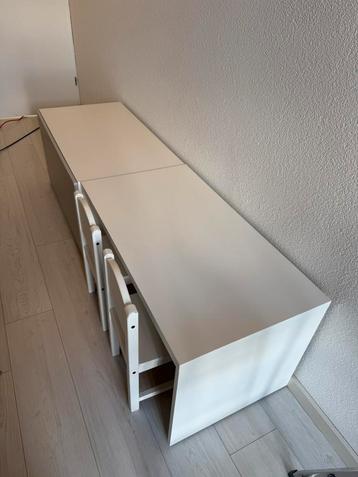 Ikea speelgoed kist en bank met stoelen en verdeler